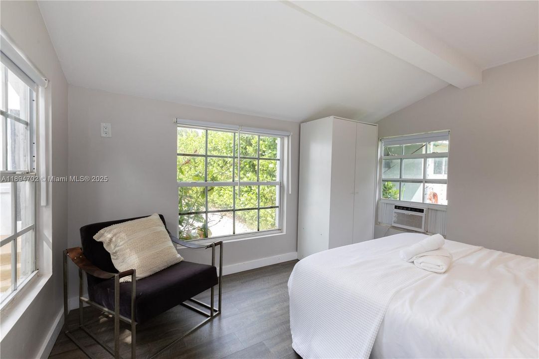 合同活跃: $650,000 (5 贝兹, 3 浴室, 1890 平方英尺)