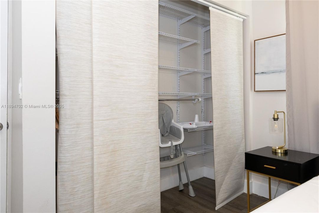 合同活跃: $650,000 (5 贝兹, 3 浴室, 1890 平方英尺)