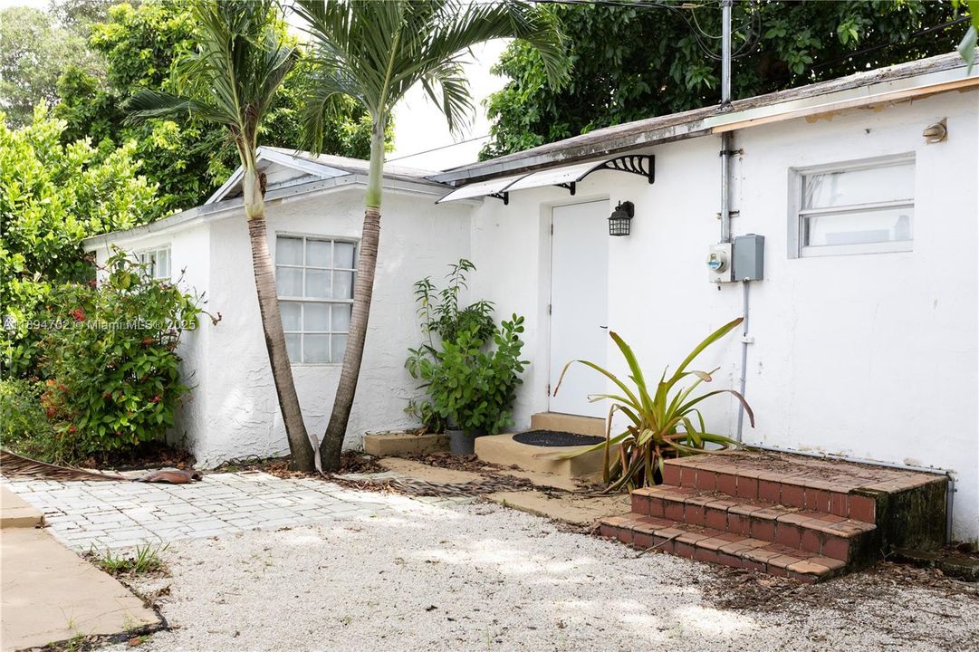 合同活跃: $650,000 (5 贝兹, 3 浴室, 1890 平方英尺)