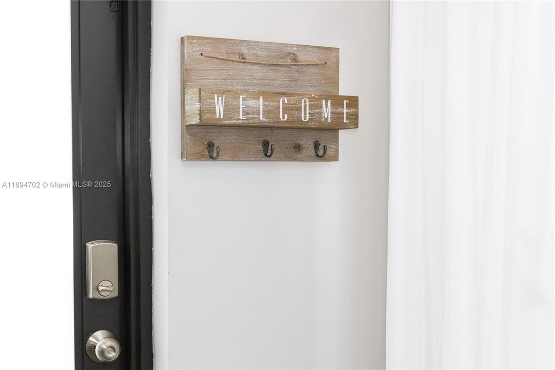 合同活跃: $650,000 (5 贝兹, 3 浴室, 1890 平方英尺)