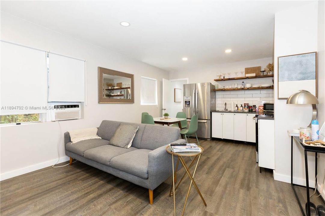 合同活跃: $650,000 (5 贝兹, 3 浴室, 1890 平方英尺)