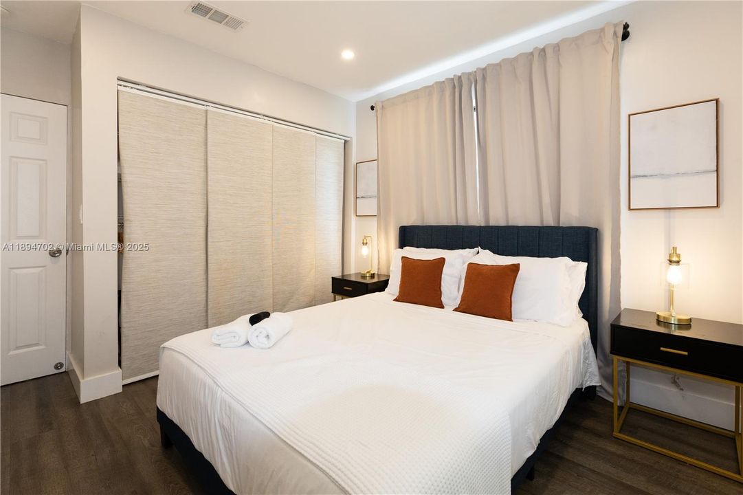 合同活跃: $650,000 (5 贝兹, 3 浴室, 1890 平方英尺)