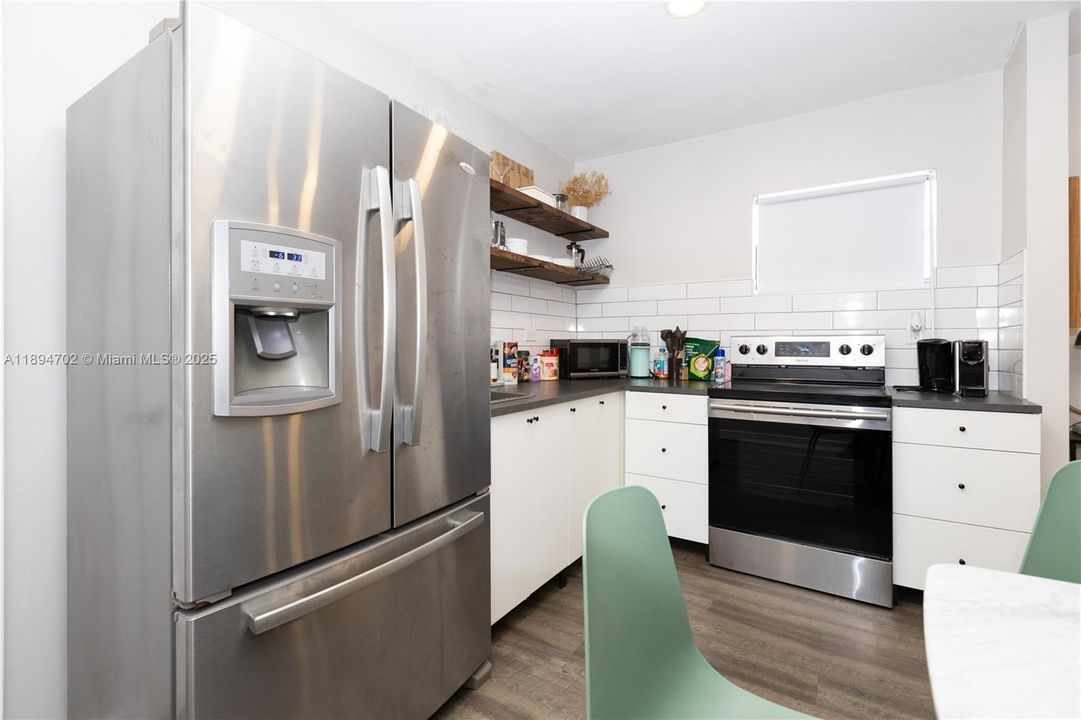 合同活跃: $650,000 (5 贝兹, 3 浴室, 1890 平方英尺)