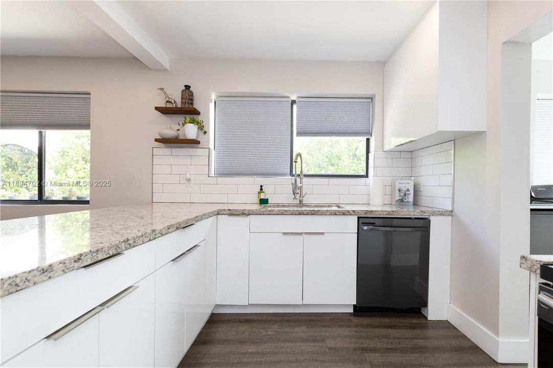 合同活跃: $650,000 (5 贝兹, 3 浴室, 1890 平方英尺)