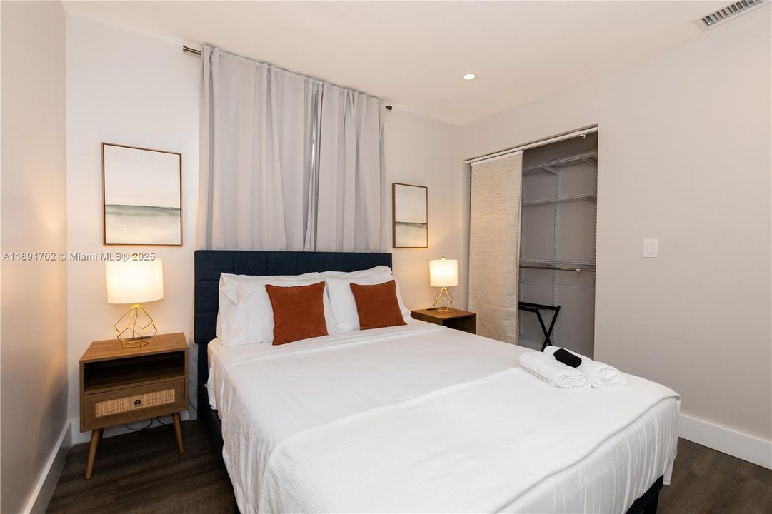 合同活跃: $650,000 (5 贝兹, 3 浴室, 1890 平方英尺)