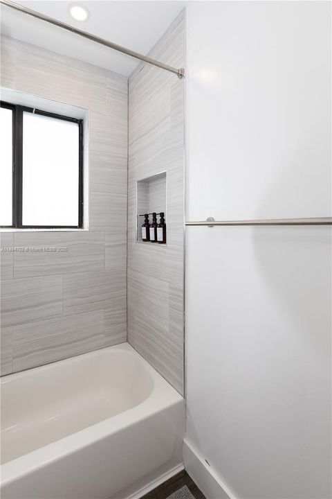 合同活跃: $650,000 (5 贝兹, 3 浴室, 1890 平方英尺)