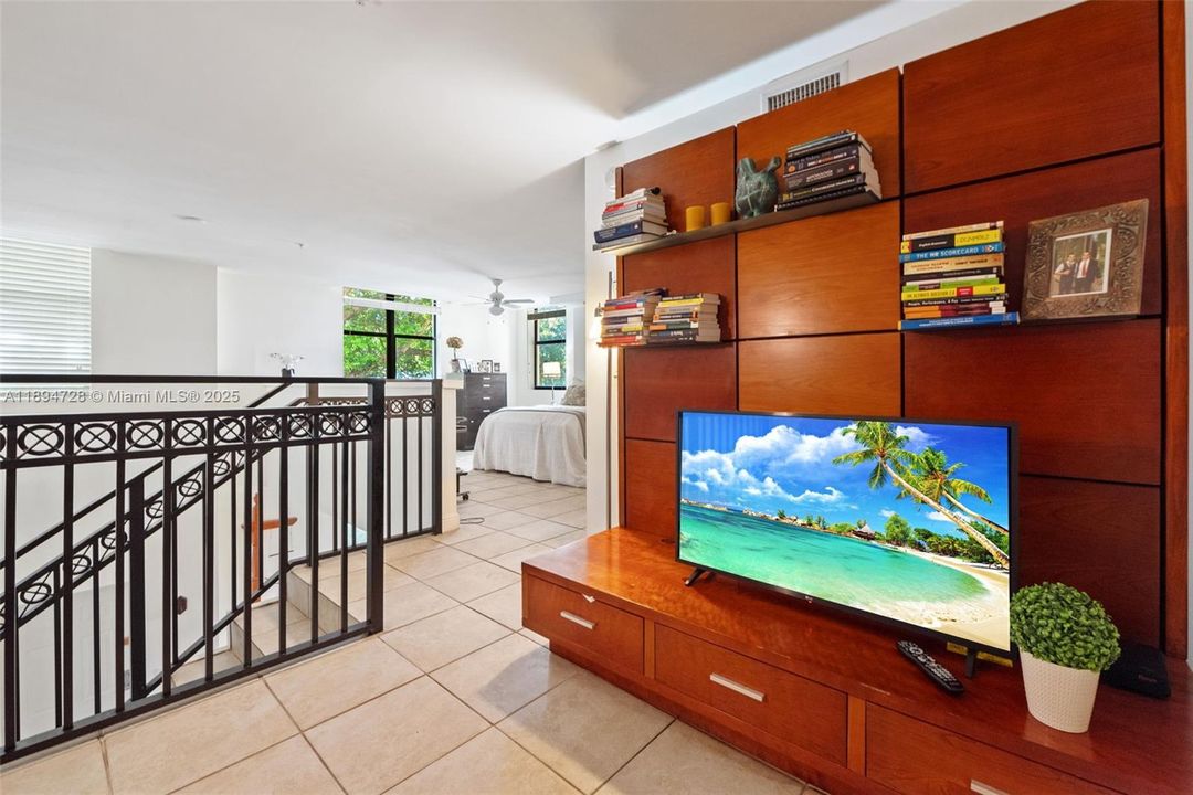 For Sale: $510,000 (1 beds, 1 baths, 1131 Square Feet)