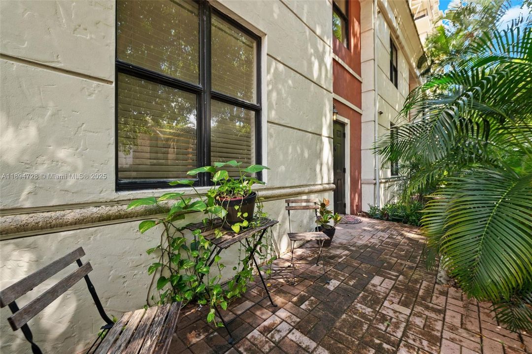 For Sale: $510,000 (1 beds, 1 baths, 1131 Square Feet)