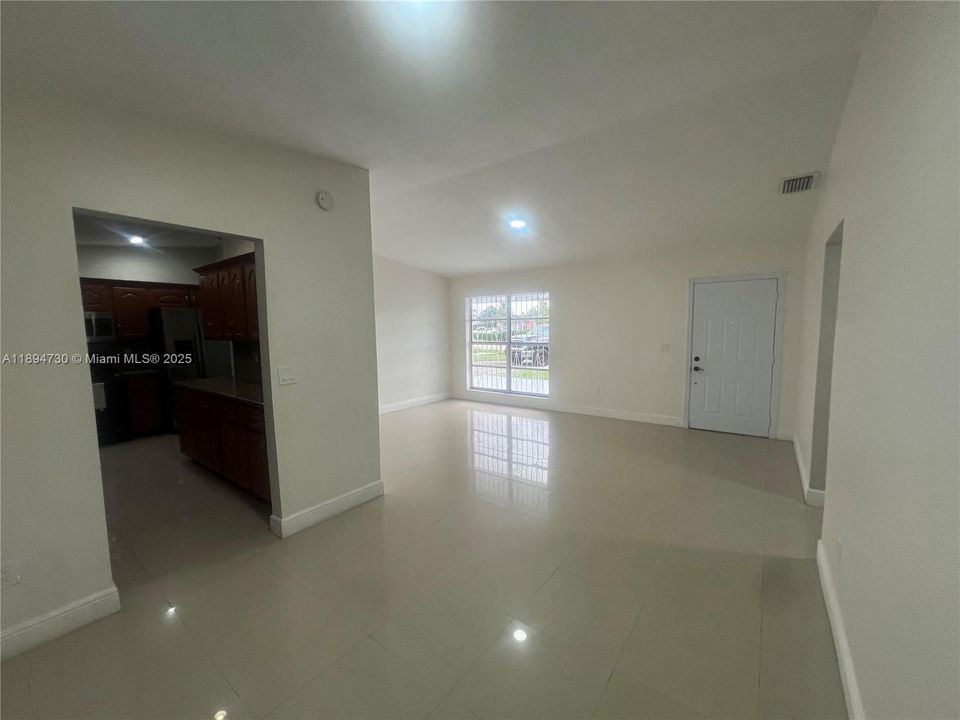 Recientemente alquilado: $3,100 (4 camas, 2 baños, 1472 Pies cuadrados)