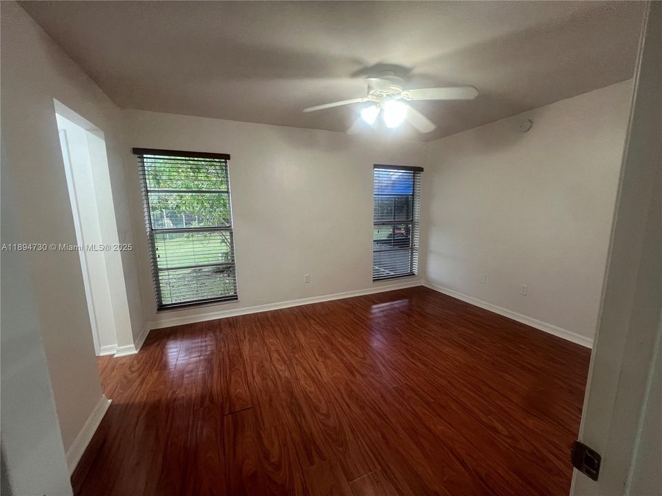 Recientemente alquilado: $3,100 (4 camas, 2 baños, 1472 Pies cuadrados)