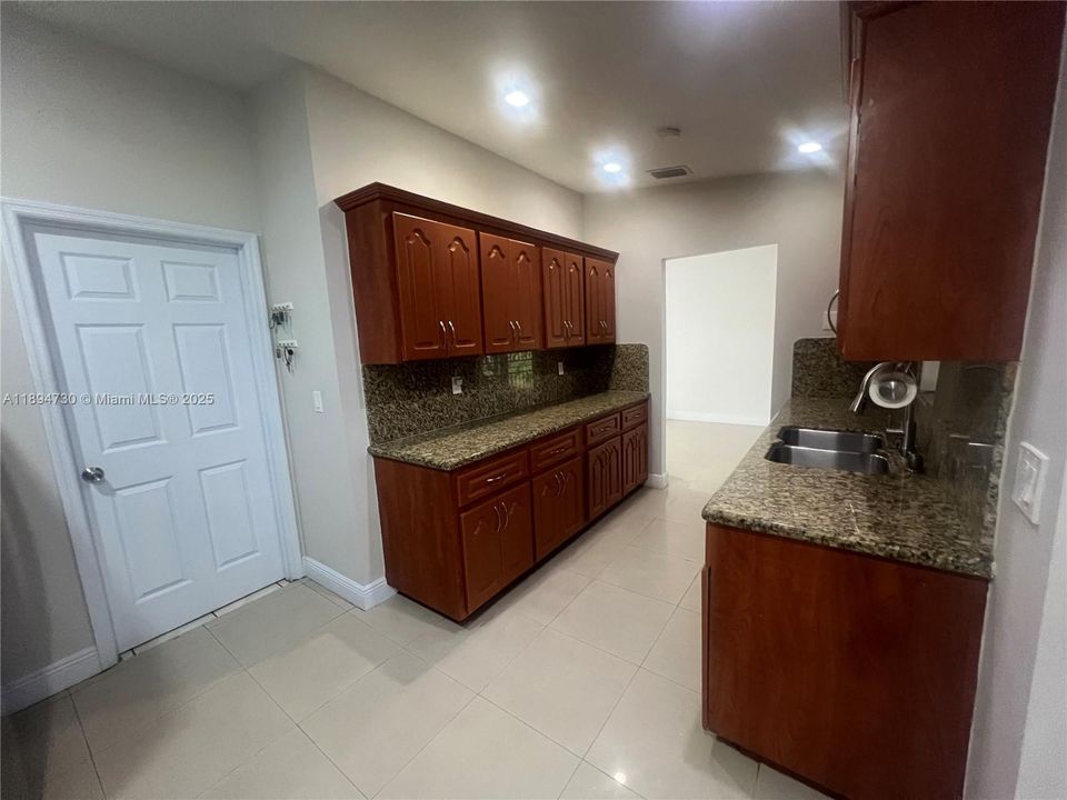 Recientemente alquilado: $3,100 (4 camas, 2 baños, 1472 Pies cuadrados)