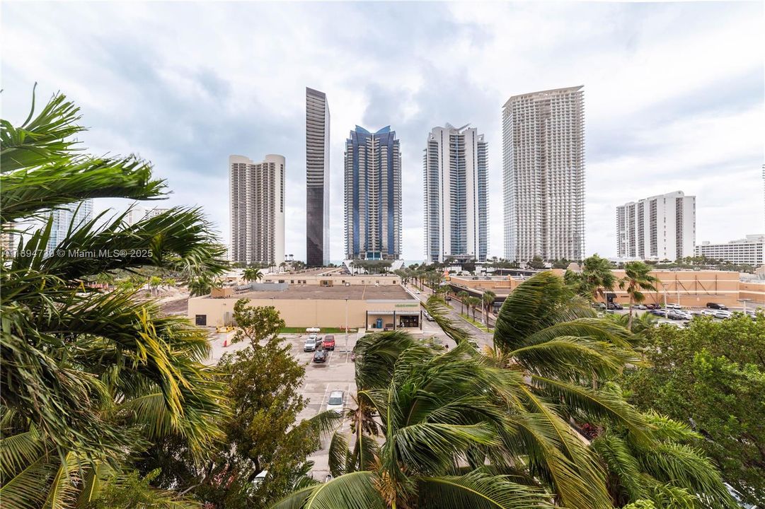 For Sale: $815,000 (3 beds, 2 baths, 1353 Square Feet)