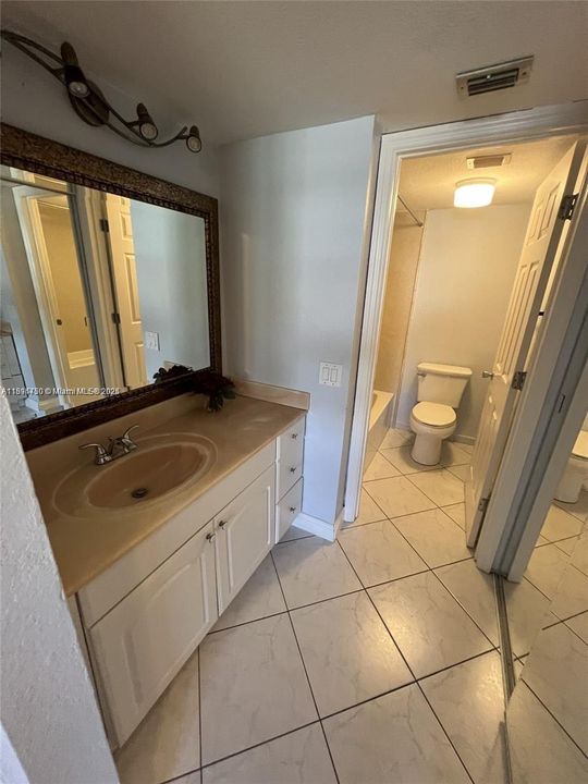 En Venta: $229,000 (2 camas, 2 baños, 990 Pies cuadrados)