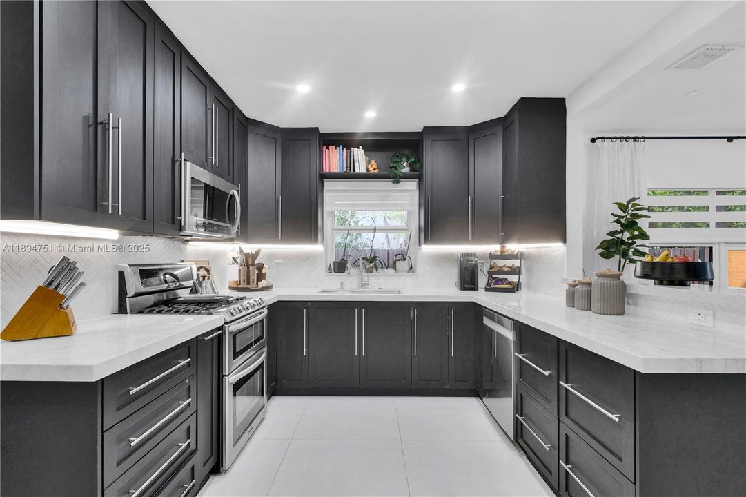 На продажу: $1,199,000 (4 спален, 3 ванн, 2417 Квадратных фут)