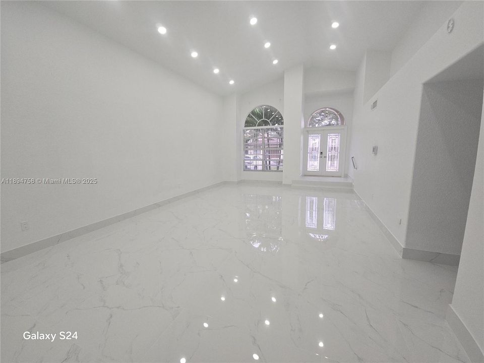 合同活跃: $829,000 (4 贝兹, 3 浴室, 2464 平方英尺)