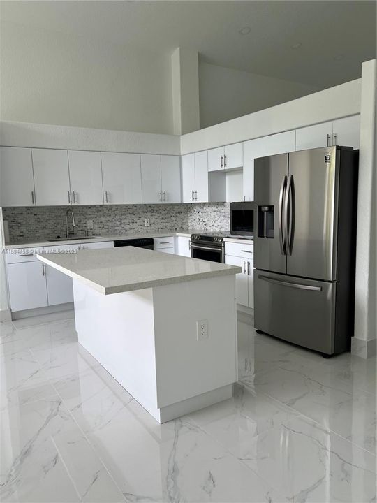 合同活跃: $829,000 (4 贝兹, 3 浴室, 2464 平方英尺)