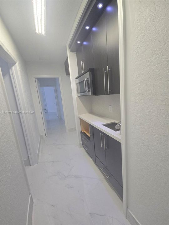 合同活跃: $829,000 (4 贝兹, 3 浴室, 2464 平方英尺)