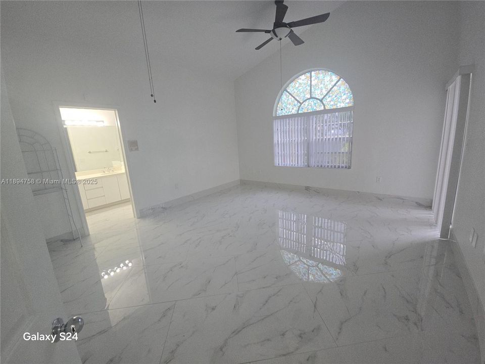 合同活跃: $829,000 (4 贝兹, 3 浴室, 2464 平方英尺)