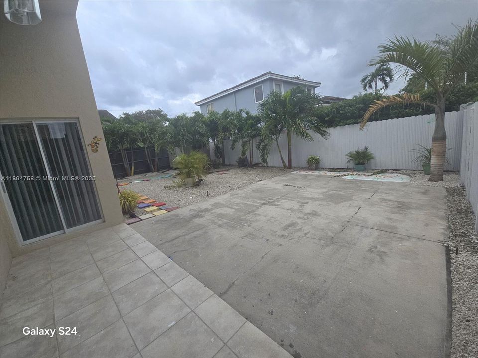 合同活跃: $829,000 (4 贝兹, 3 浴室, 2464 平方英尺)