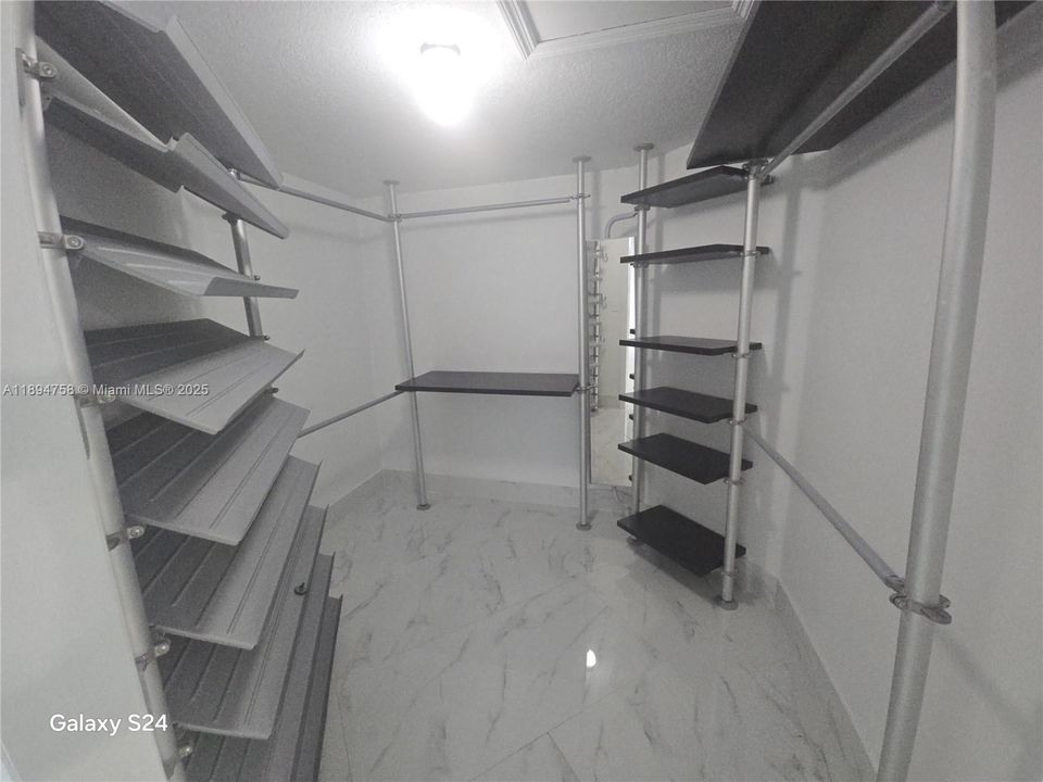 合同活跃: $829,000 (4 贝兹, 3 浴室, 2464 平方英尺)