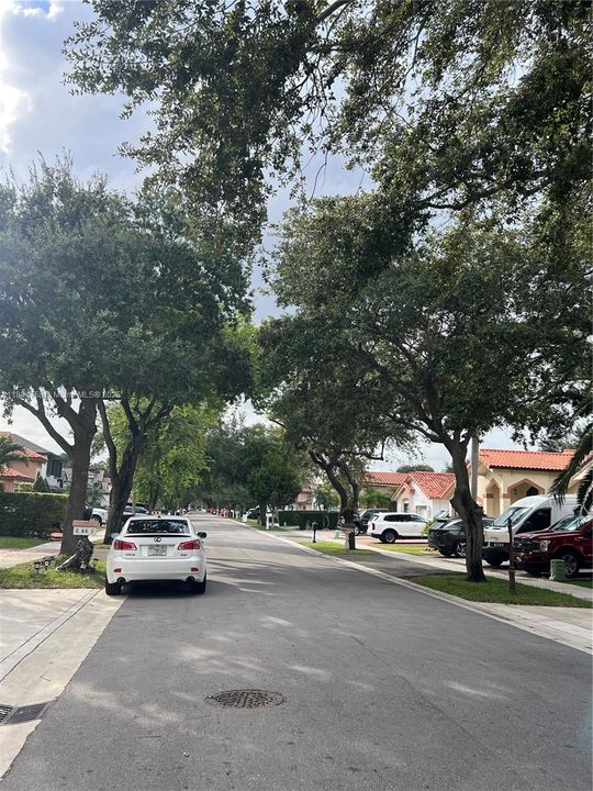 合同活跃: $829,000 (4 贝兹, 3 浴室, 2464 平方英尺)