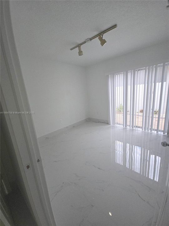 合同活跃: $829,000 (4 贝兹, 3 浴室, 2464 平方英尺)