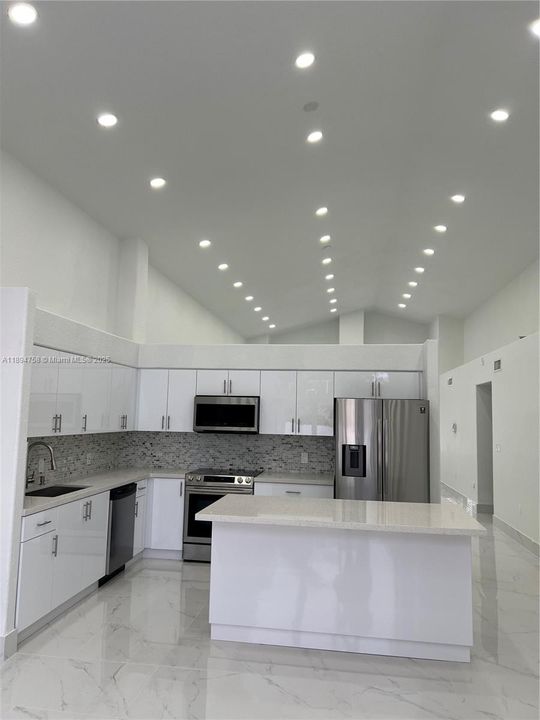 合同活跃: $829,000 (4 贝兹, 3 浴室, 2464 平方英尺)