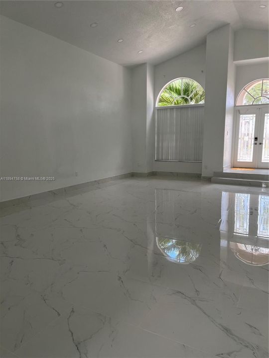 合同活跃: $829,000 (4 贝兹, 3 浴室, 2464 平方英尺)