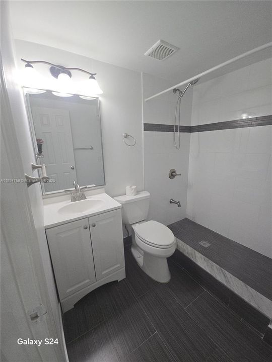 合同活跃: $829,000 (4 贝兹, 3 浴室, 2464 平方英尺)