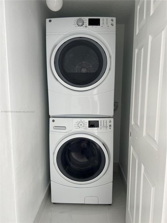 合同活跃: $829,000 (4 贝兹, 3 浴室, 2464 平方英尺)