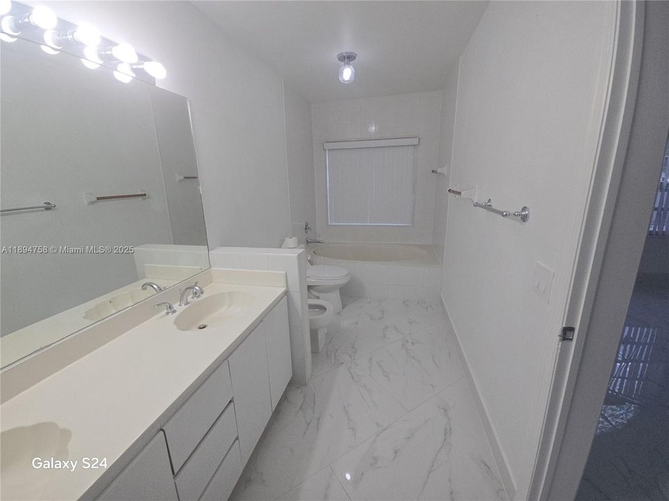 合同活跃: $829,000 (4 贝兹, 3 浴室, 2464 平方英尺)