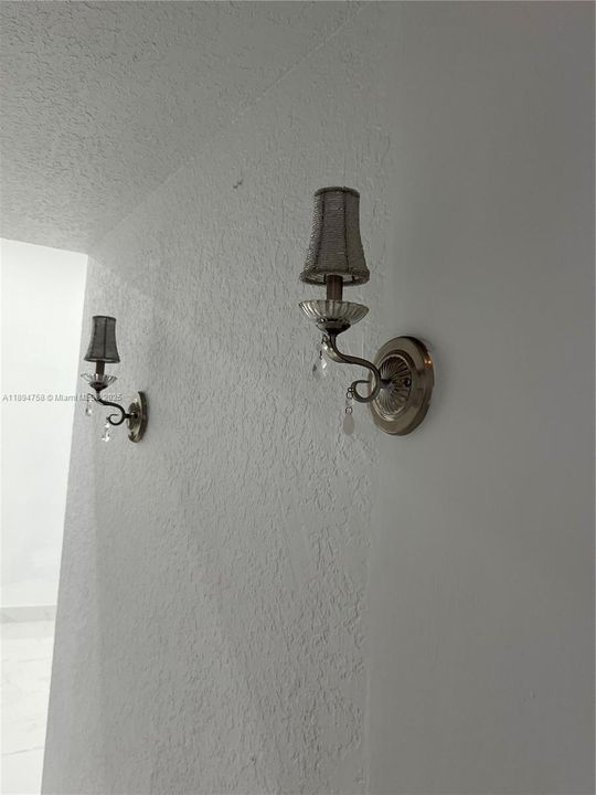 合同活跃: $829,000 (4 贝兹, 3 浴室, 2464 平方英尺)