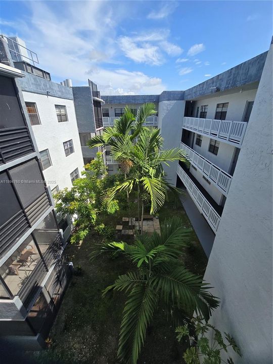 Active With Contract: $172,000 (2 beds, 2 baths, 920 Square Feet)