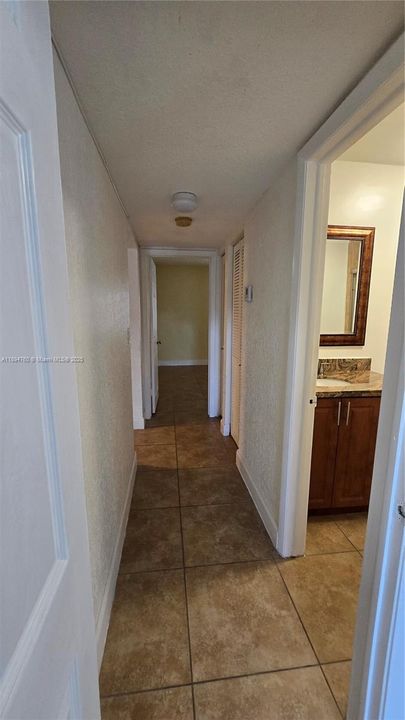 Active With Contract: $172,000 (2 beds, 2 baths, 920 Square Feet)