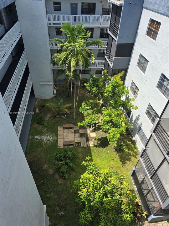 Active With Contract: $172,000 (2 beds, 2 baths, 920 Square Feet)