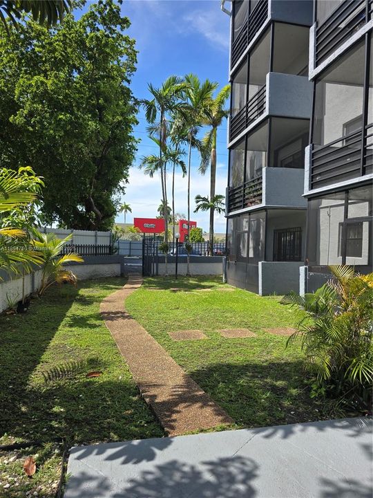 Active With Contract: $172,000 (2 beds, 2 baths, 920 Square Feet)