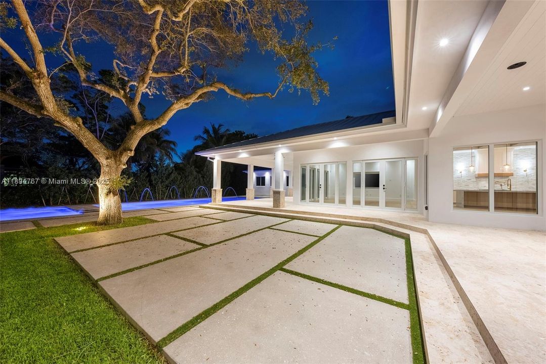 待售: $7,968,000 (8 贝兹, 9 浴室, 6819 平方英尺)