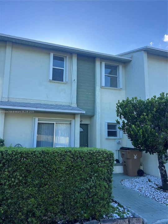 For Sale: $318,000 (2 beds, 2 baths, 1122 Square Feet)