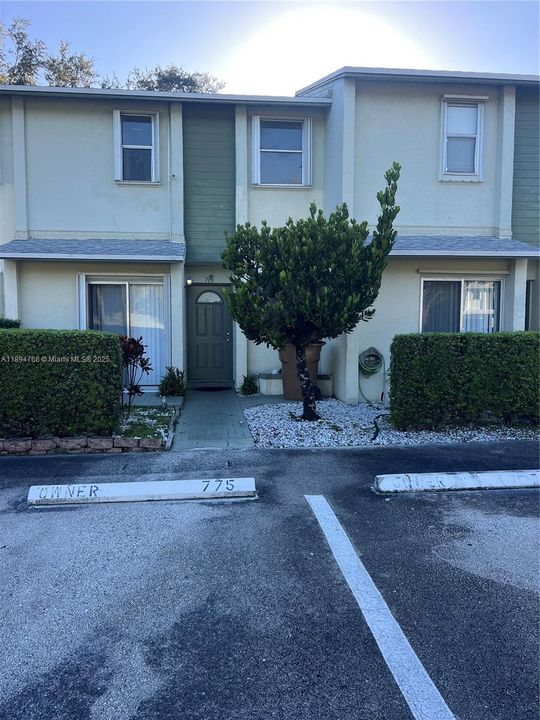 For Sale: $318,000 (2 beds, 2 baths, 1122 Square Feet)