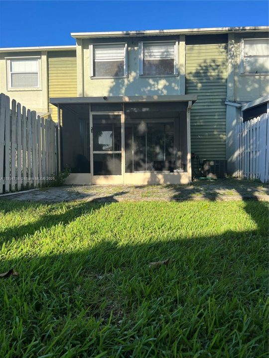 For Sale: $318,000 (2 beds, 2 baths, 1122 Square Feet)