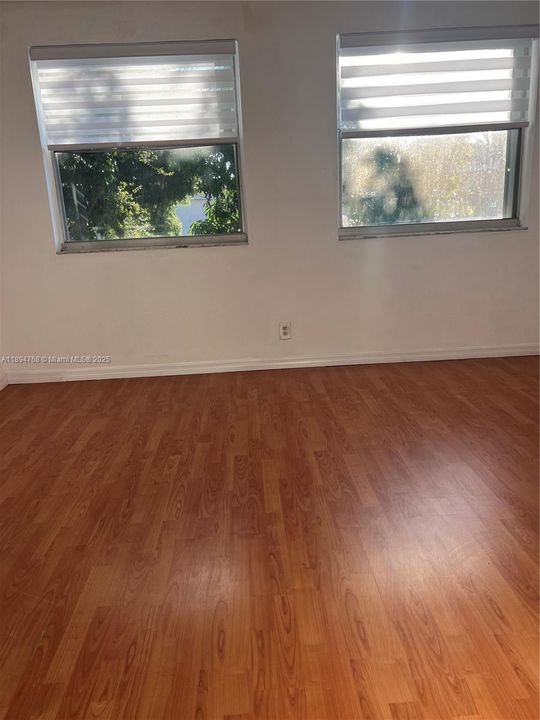 For Sale: $318,000 (2 beds, 2 baths, 1122 Square Feet)