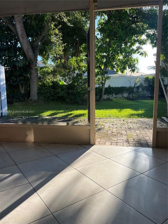 For Sale: $318,000 (2 beds, 2 baths, 1122 Square Feet)