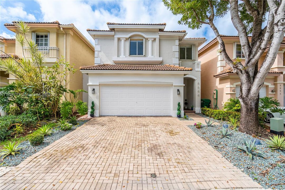 Недавно арендовано: $6,000 (4 спален, 2 ванн, 2400 Квадратных фут)