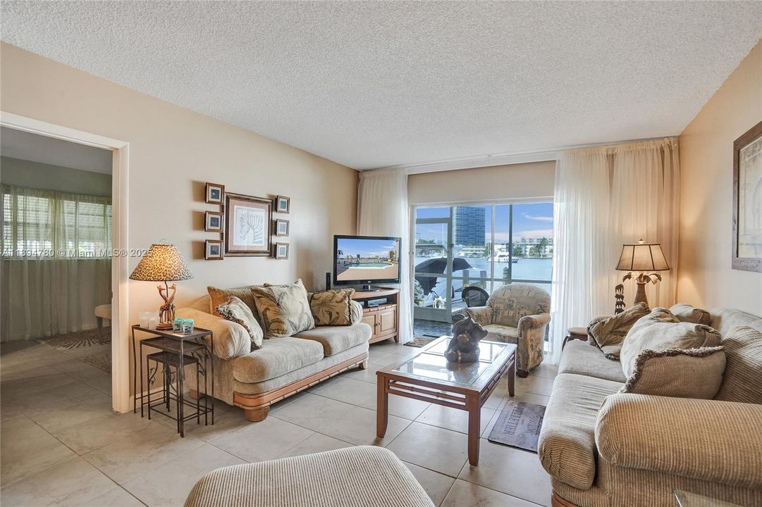 En Venta: $239,000 (2 camas, 2 baños, 1050 Pies cuadrados)