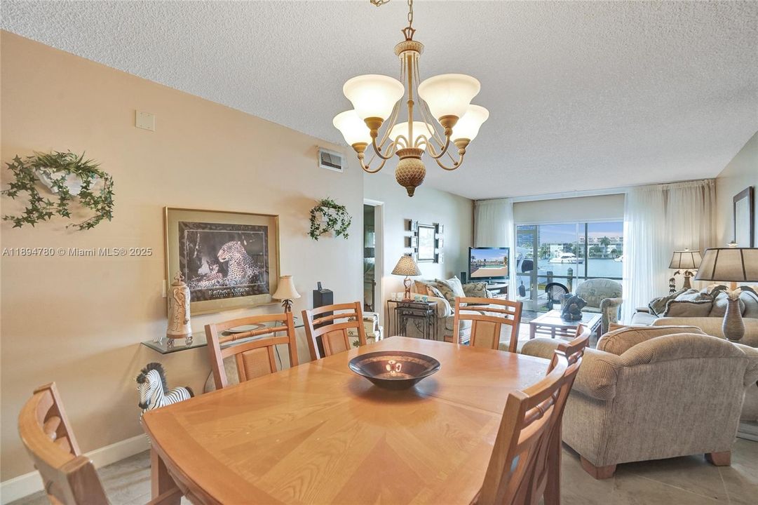 En Venta: $239,000 (2 camas, 2 baños, 1050 Pies cuadrados)