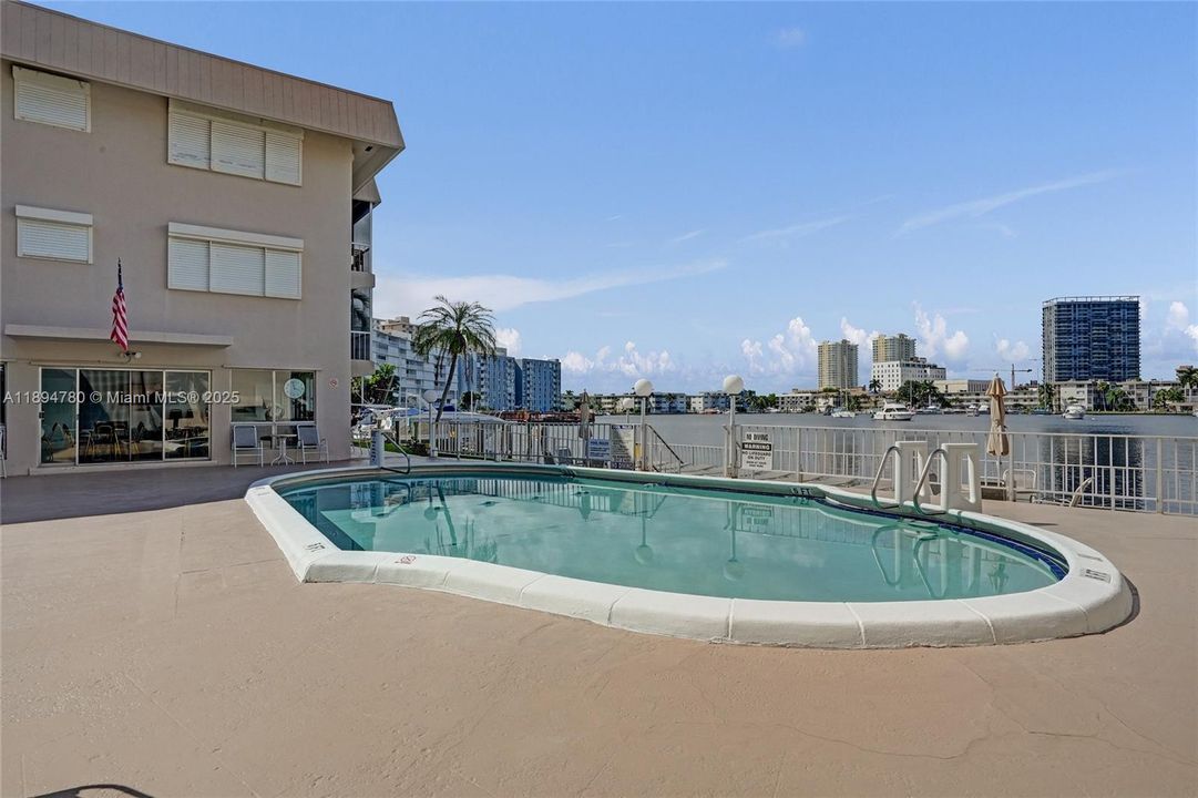 En Venta: $239,000 (2 camas, 2 baños, 1050 Pies cuadrados)