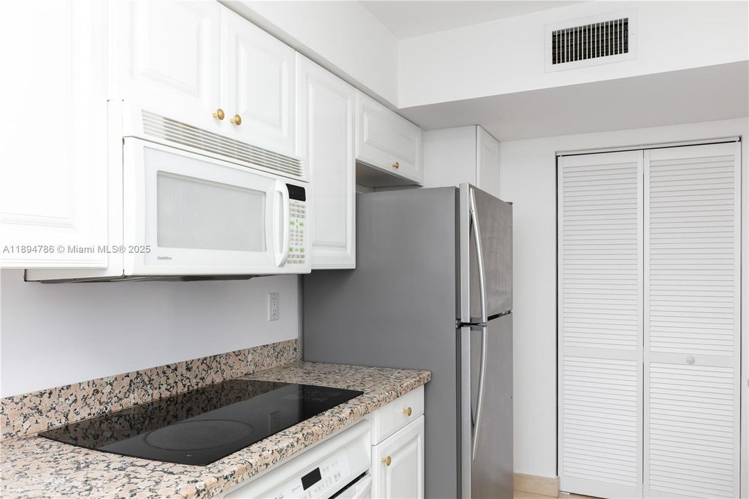 待售: $450,000 (2 贝兹, 2 浴室, 1361 平方英尺)