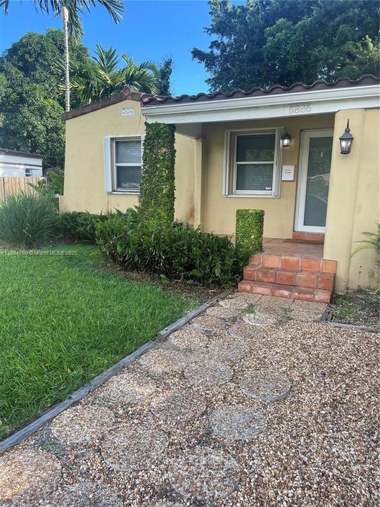 На продажу: $869,000 (3 спален, 2 ванн, 930 Квадратных фут)