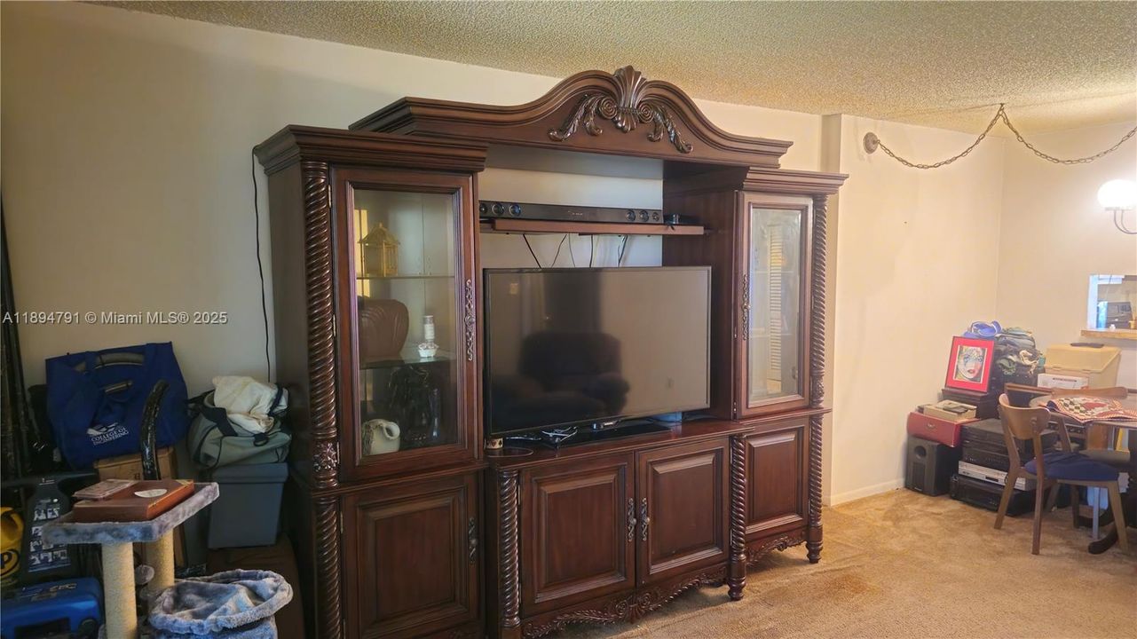 Active With Contract: $92,500 (1 beds, 1 baths, 721 Square Feet)