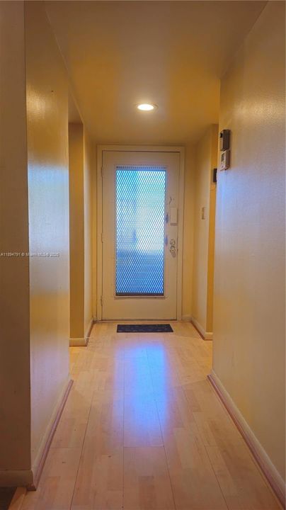 Active With Contract: $92,500 (1 beds, 1 baths, 721 Square Feet)